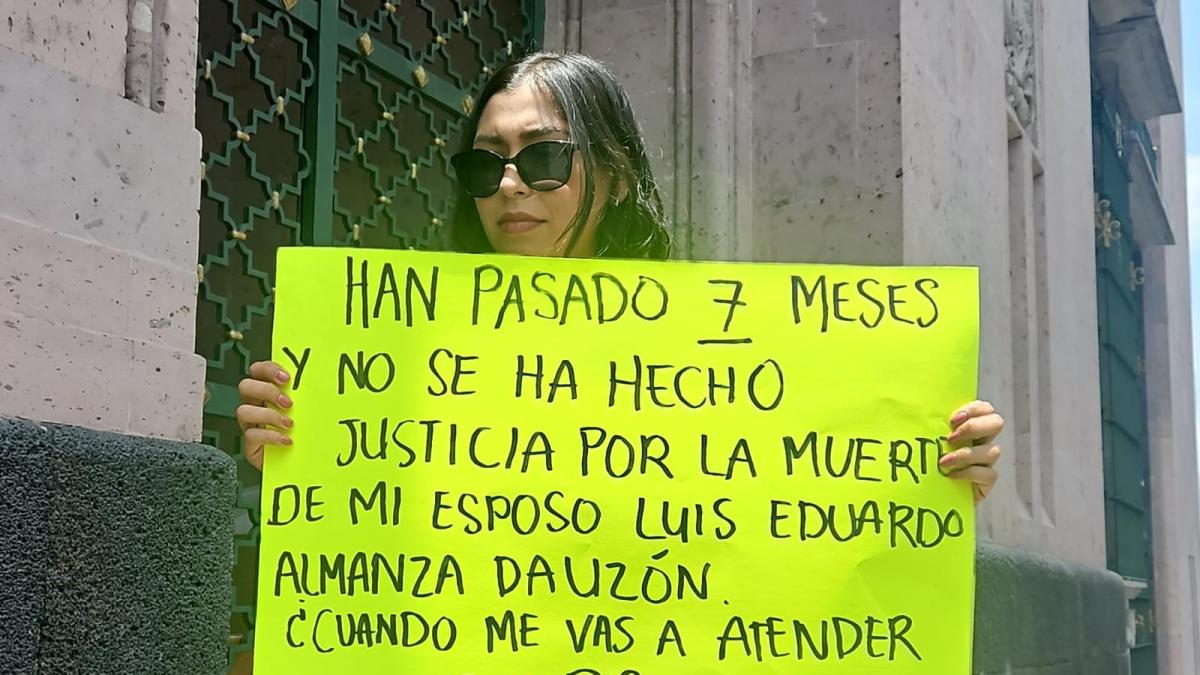 Viuda protesta en Veracruz por muerte de motociclista en obra sin señalización