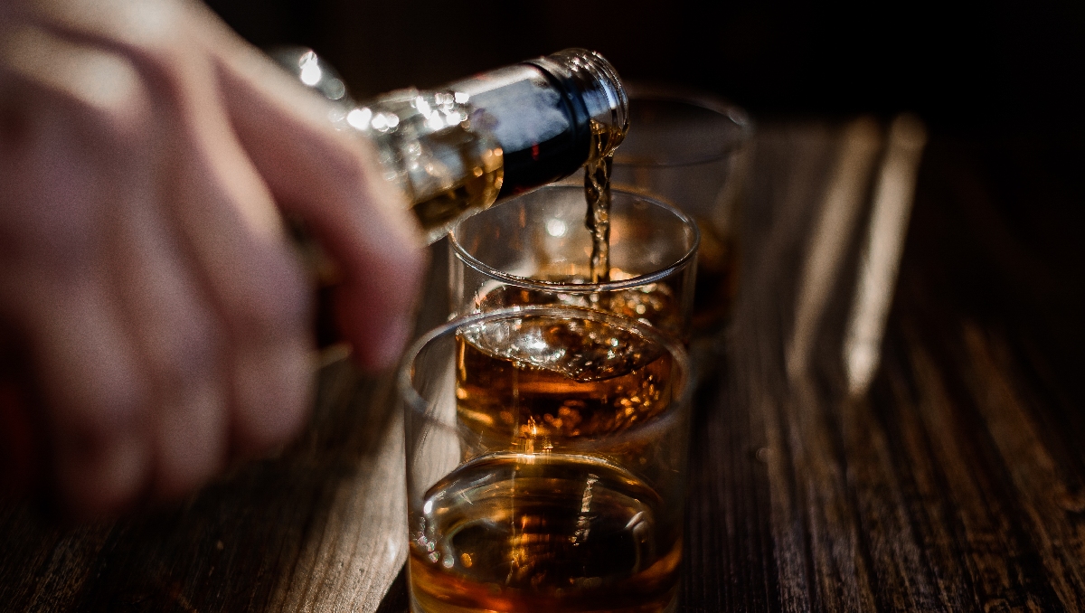 Investigan vinaterías ligadas a intoxicación por alcohol adulterado