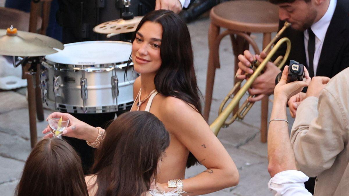 El impactante look de plumas con el que Dua Lipa abrió su boda en Italia
