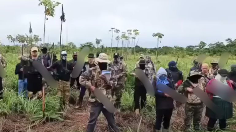 En un vídeo, encapuchados armados amenazan a Paz y exigen su renuncia