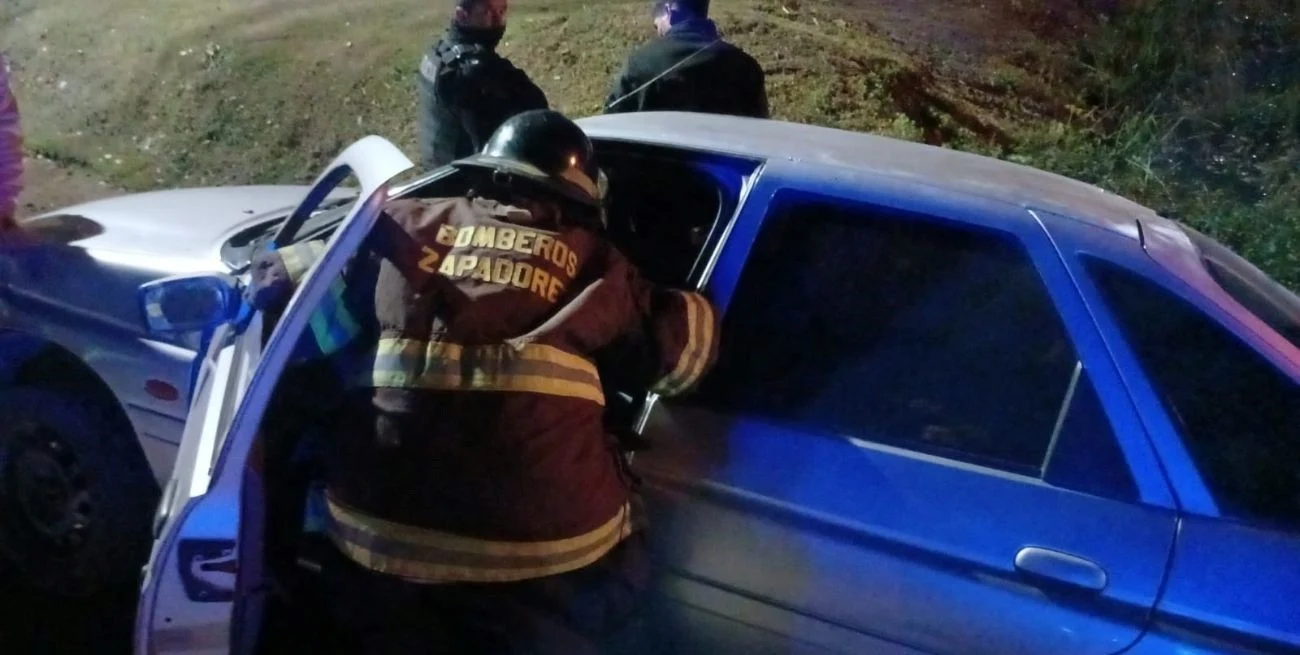 Rescataron a una mujer atrapada dentro de un automóvil caído en una zanja