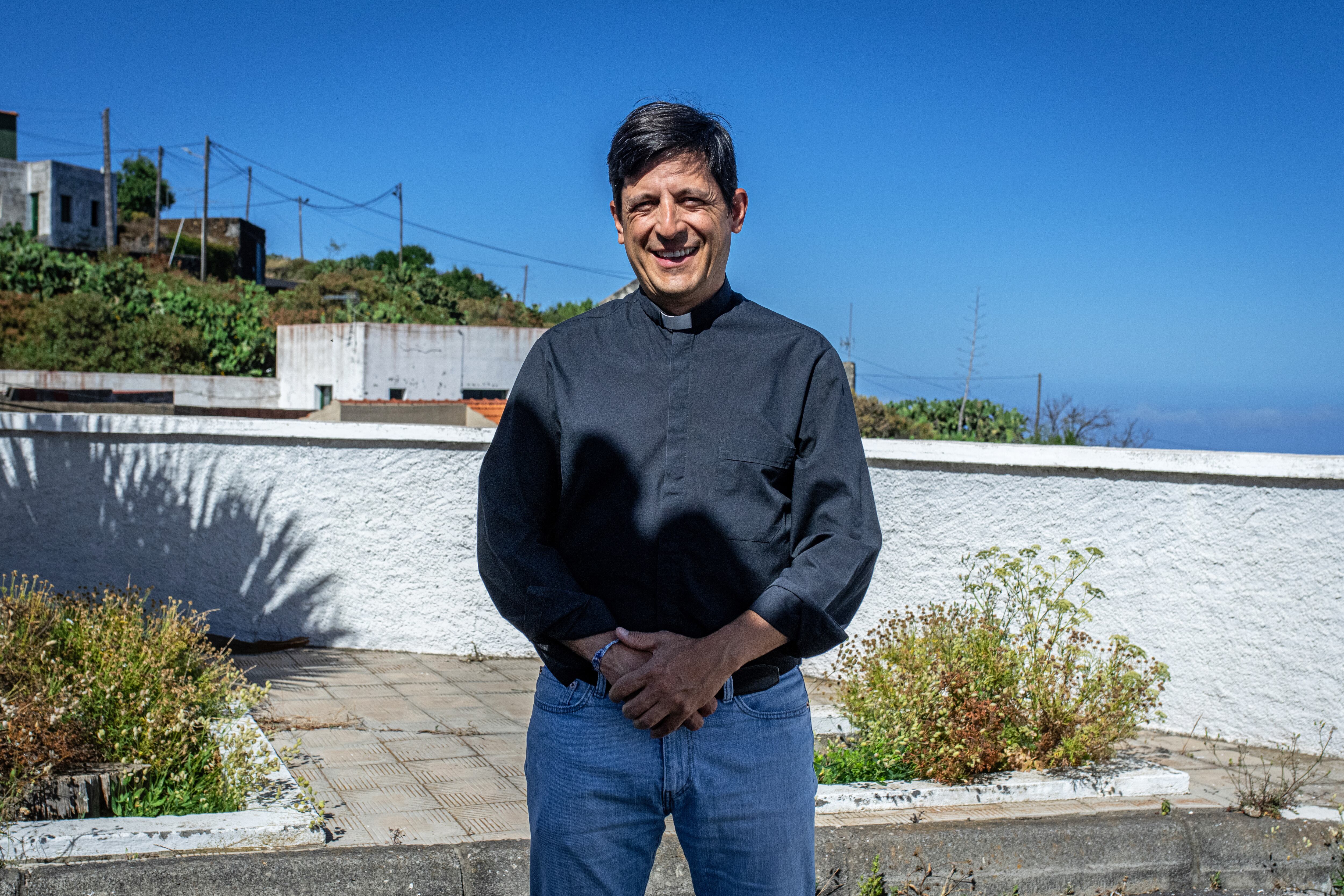 Darwin Rivas, el sacerdote que contará al Papa la tragedia migratoria en El Hierro: "Es un problema político que no se resuelve con soluciones policiales"
