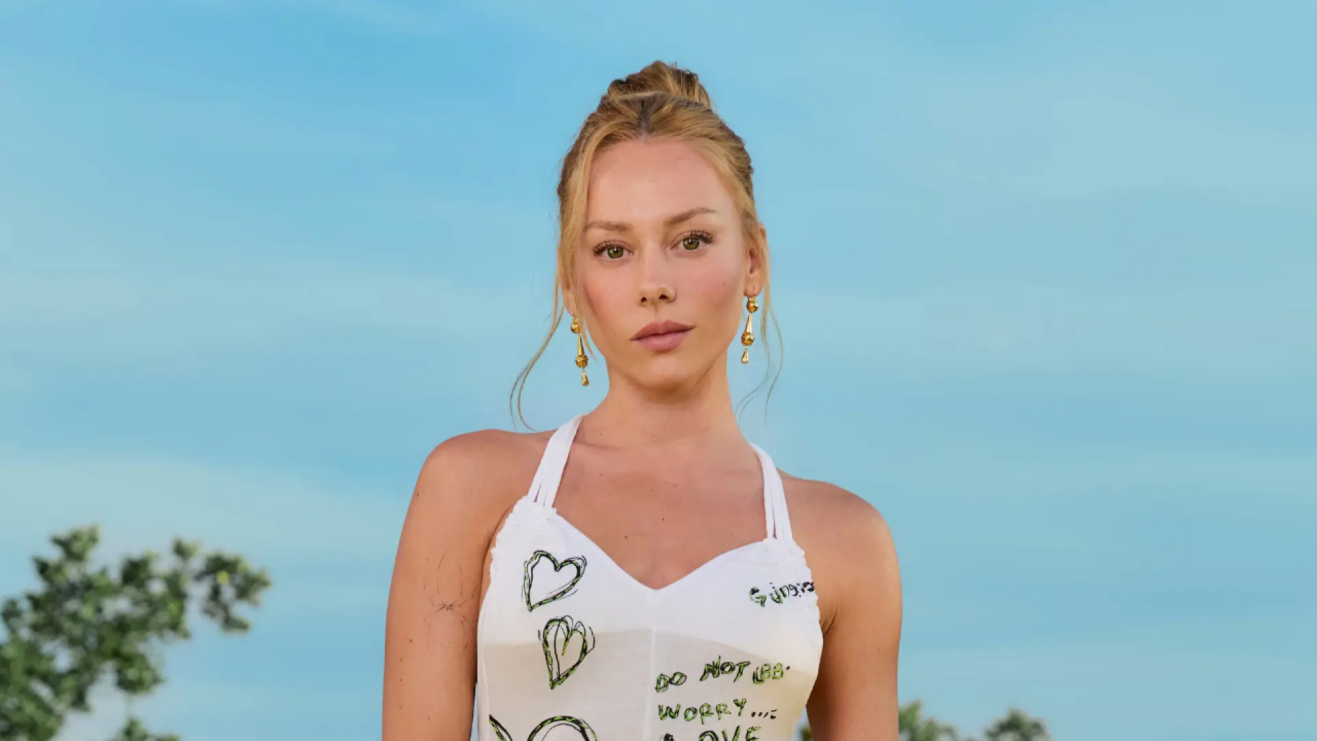 Ester Expósito eclipsa el desfile de Desigual con un vestido efecto 'tipazo' por menos de 80 euros
