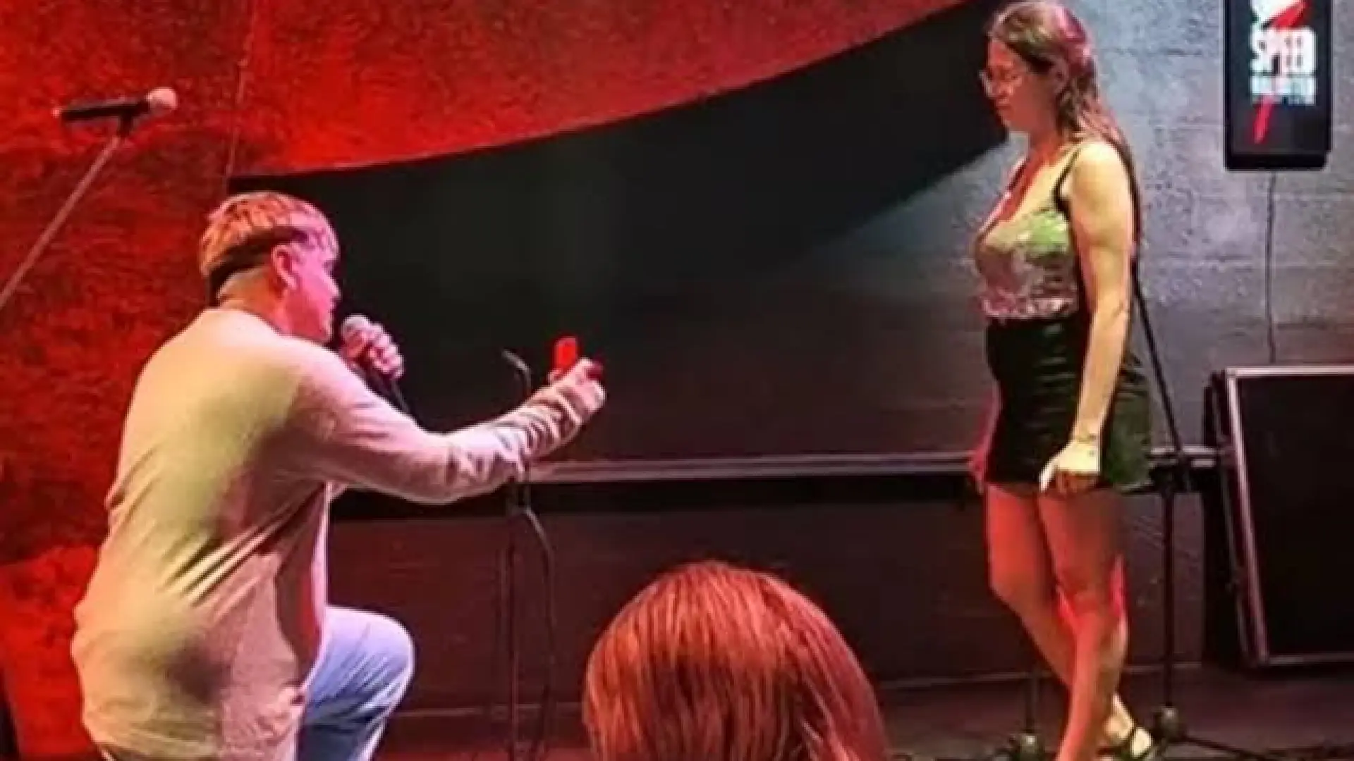 Un joven pide matrimonio a su novia en un escenario... y sale mal: "Se puede ver cómo se le rompe el corazón"