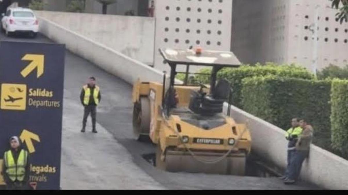 Se abre socavón y cae aplanadora en rampa de la T2 del AICM