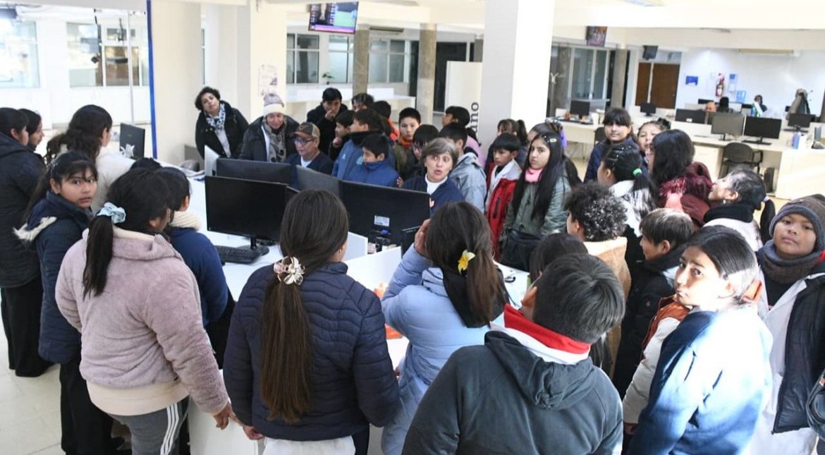 Estudiantes de la escuela Santa Lucía visitaron el complejo editorial El Tribuno