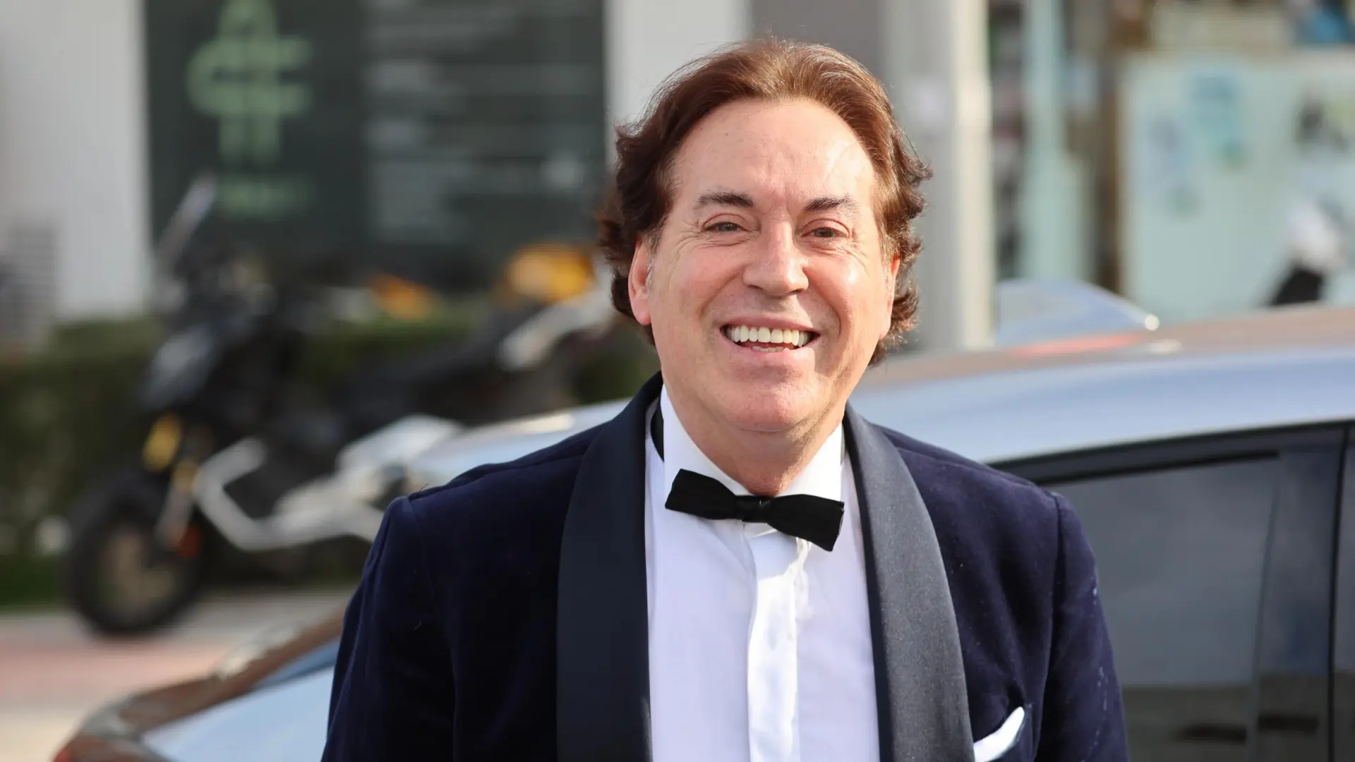 Pipi Estrada, enamorado a los 71: el apasionado beso con Lolita, su nueva novia