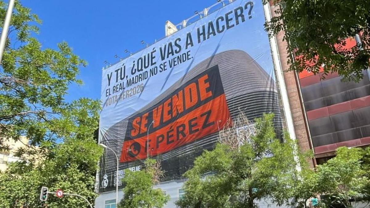 Riquelme ataca a Florentino Pérez con una nueva lona por la venta del club