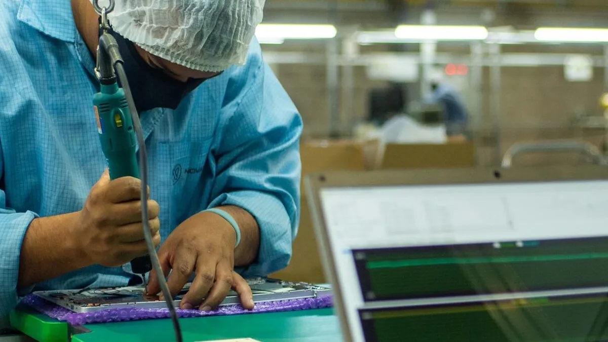 El salario medio volvió a perder contra la inflación y cae el empleo formal