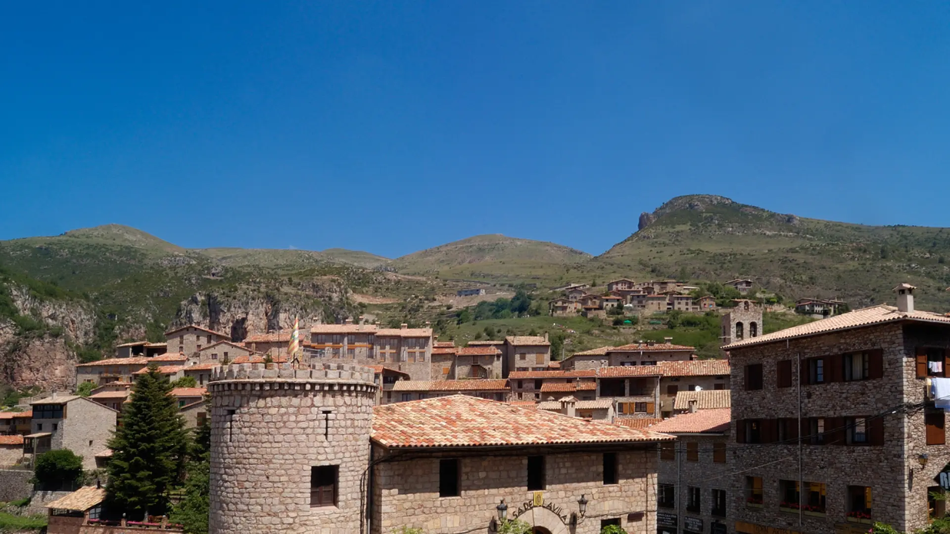 El secreto mejor guardado de Barcelona: un pueblo medieval en pleno Pirineo