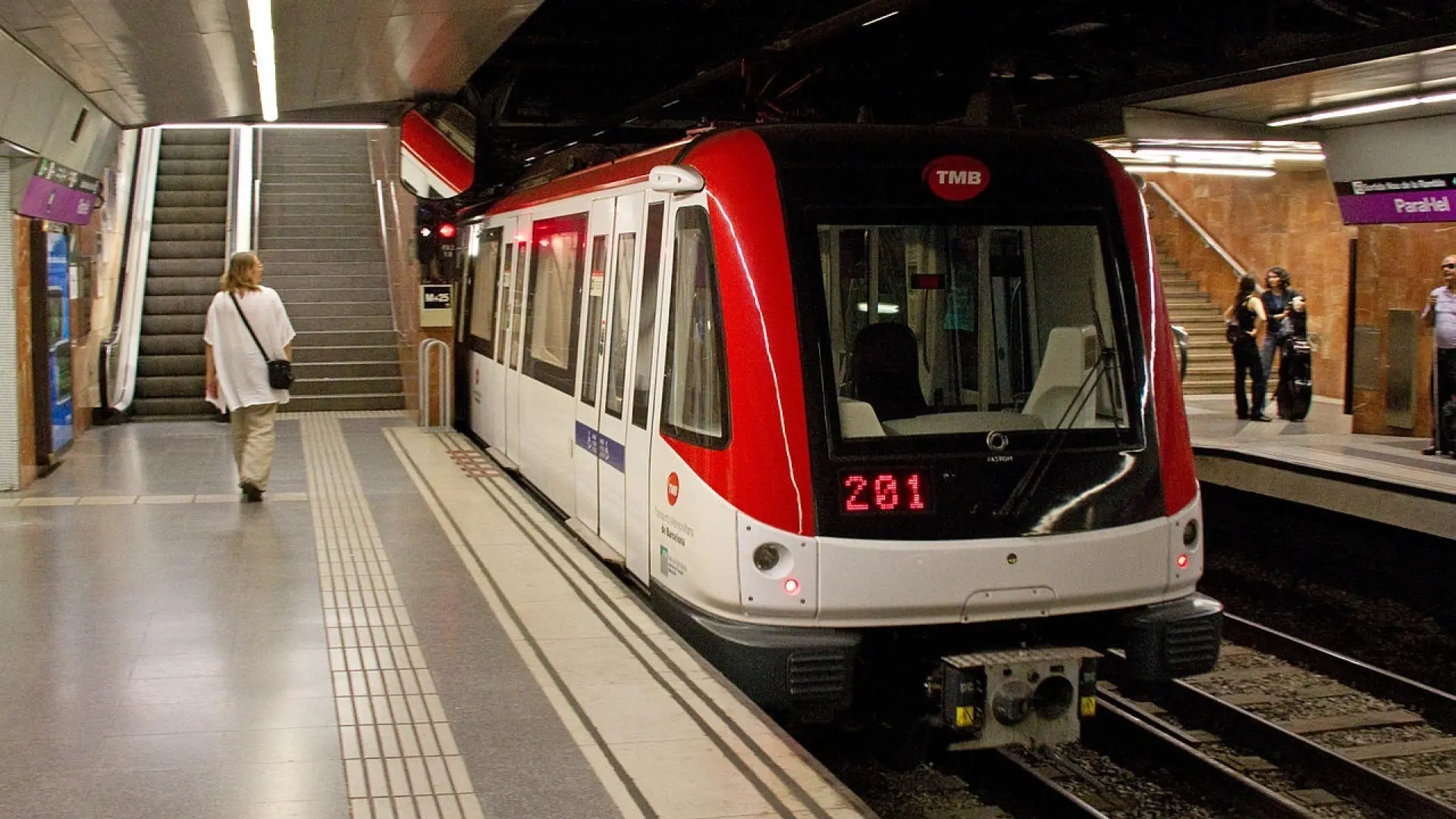 Hallan un cadáver situado sobre las vías de la Línea 2 del Metro de Barcelona
