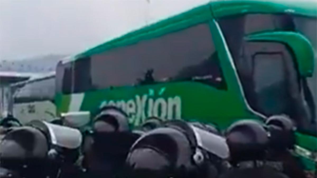 Encapsulan autobuses de estudiantes de Ayotzinapa en Tlalpan; aseguran 59 artefactos explosivos