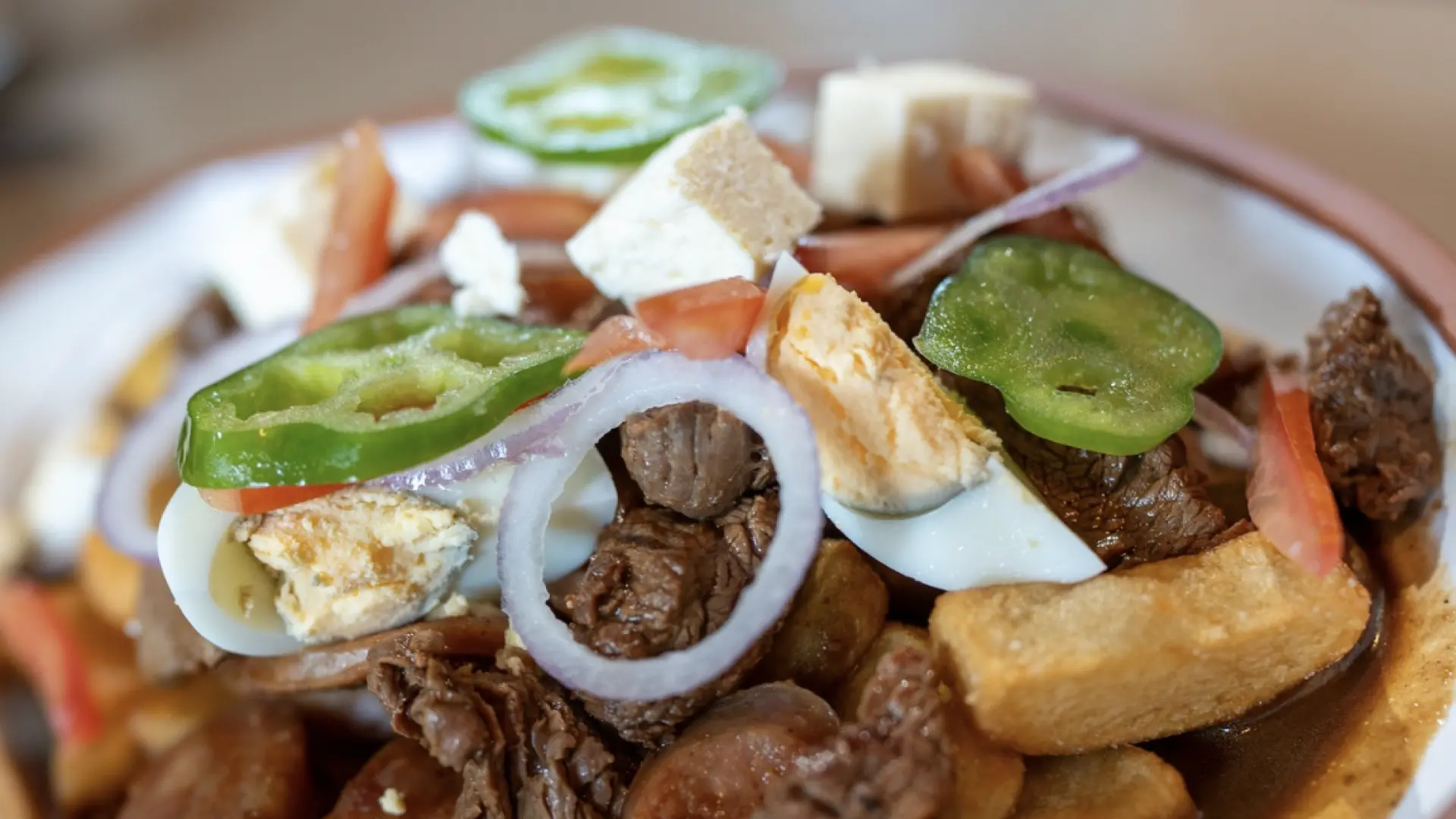 Pique macho, el plato típico boliviano que se caracteriza por su intenso sabor picante