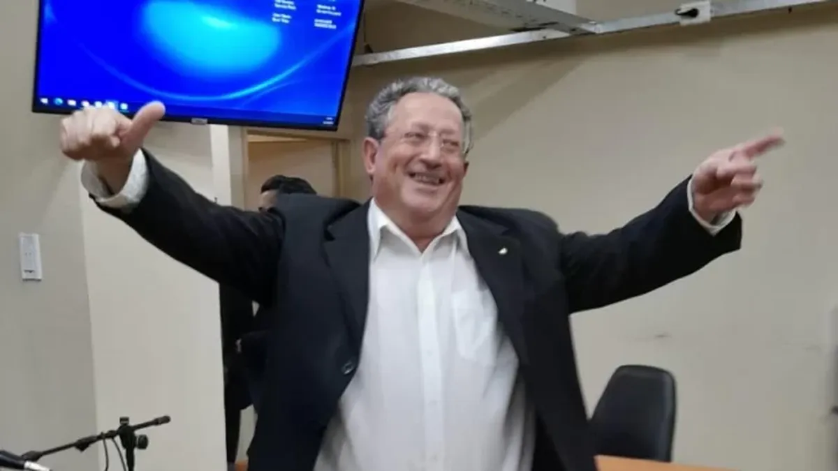 Jorge Gil lo hizo de nuevo: llegaba a un juicio como defensor, pero estaba inhabilitado por no pagar la matrícula