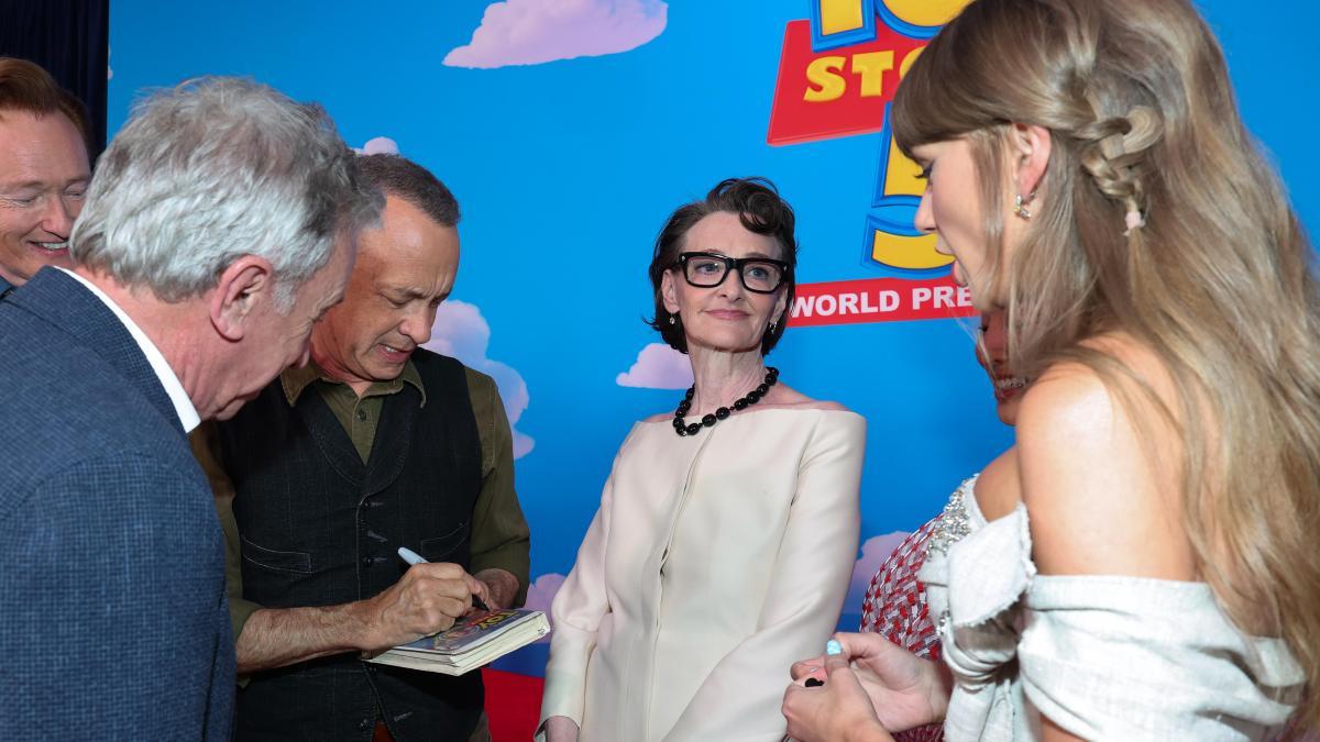 Taylor Swift sorprende en el estreno de 'Toy Story 5' cantando 'Hay un amigo en mí' y Tom Hanks le da un consejo matrimonial