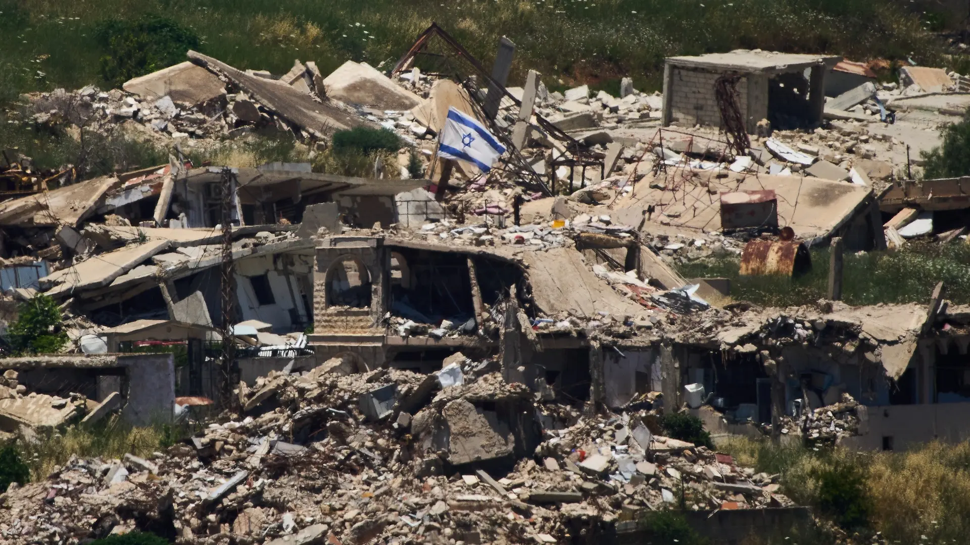 Israel mantiene sus tropas en el sur del Líbano pese al alto el fuego para combatir a Hezbolá, que rechaza la "humillante" tregua