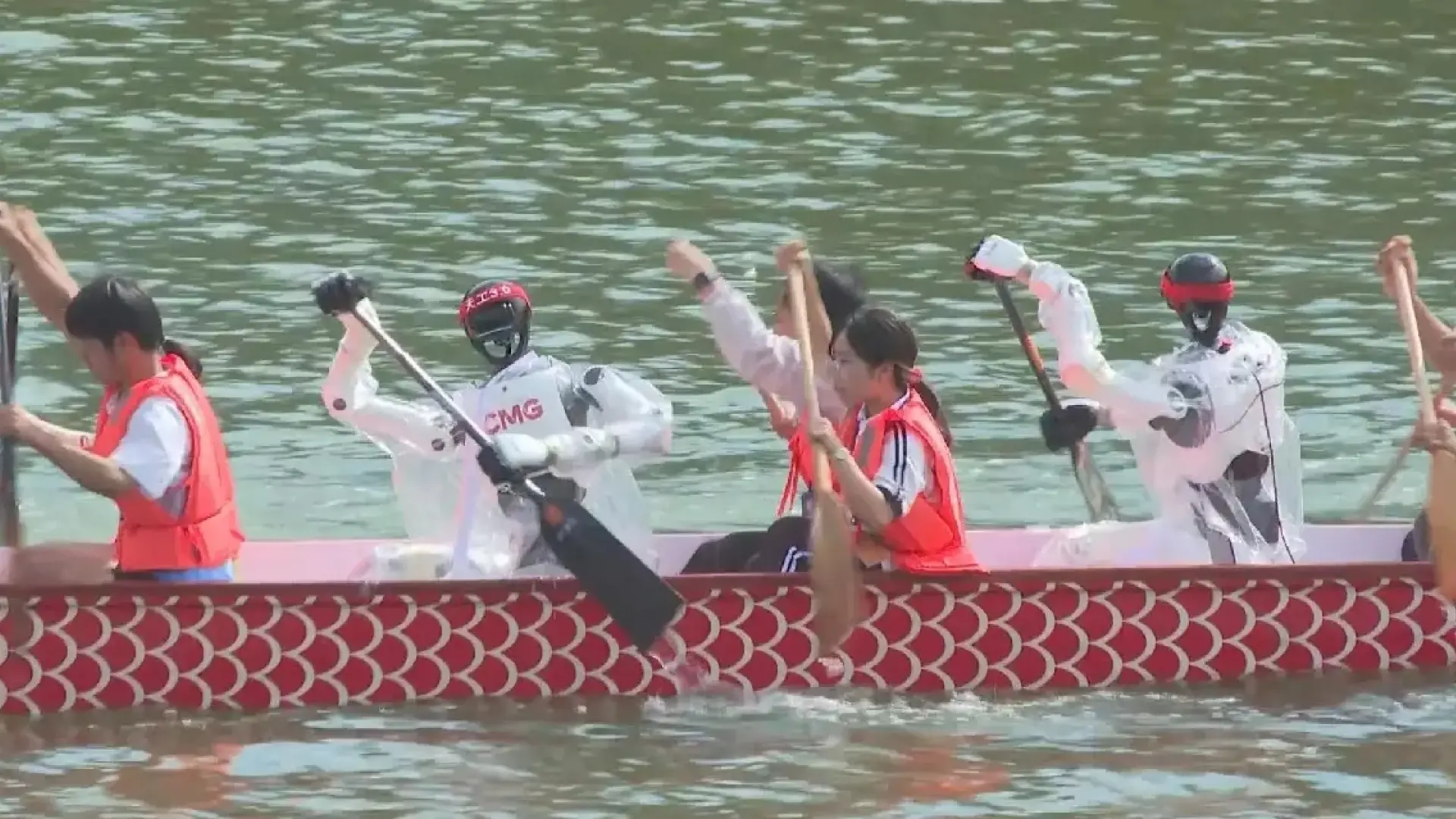 Los robots humanoides reman y compiten en carreras de botes en China: así lo hacen