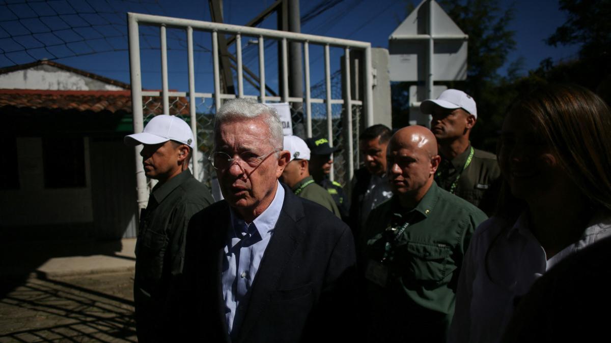 Hermano del expresidente Álvaro Uribe se entrega tras condena por liderar grupo paramilitar