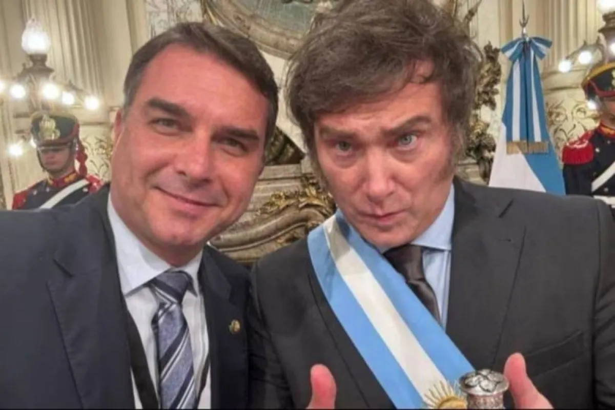 Milei se reunirá con Flávio Bolsonaro en Buenos Aires en un nuevo desafío a Lula