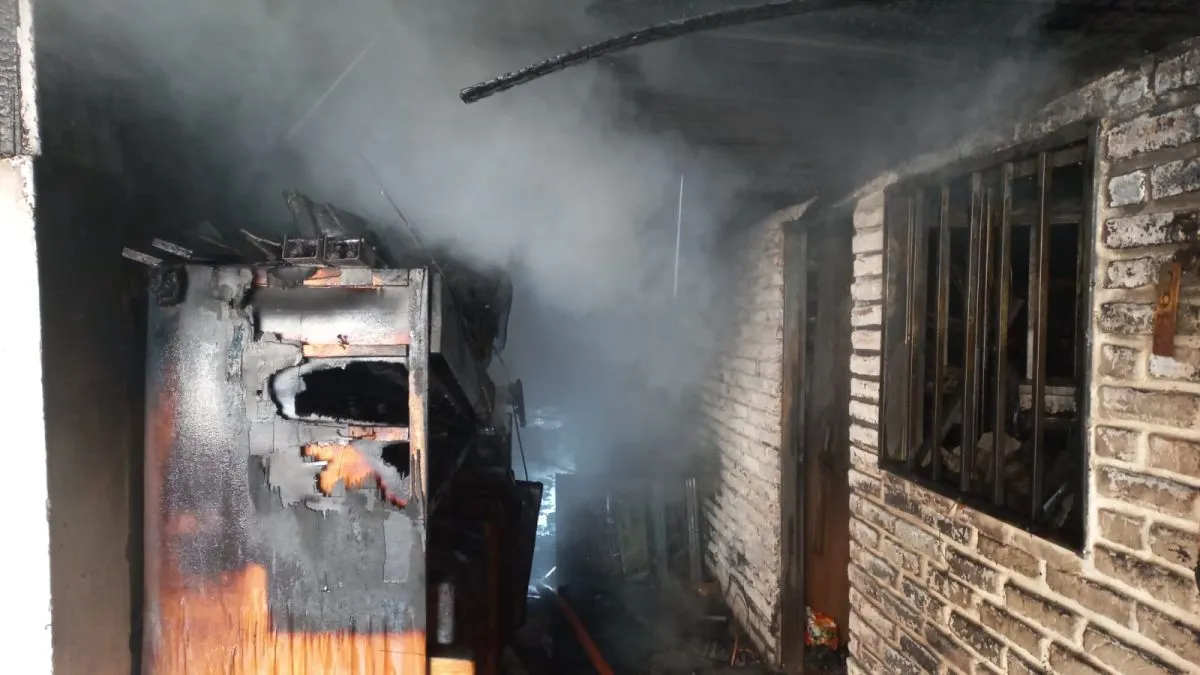 Un incendio provocó daños materiales en una vivienda y depósitos de Posadas