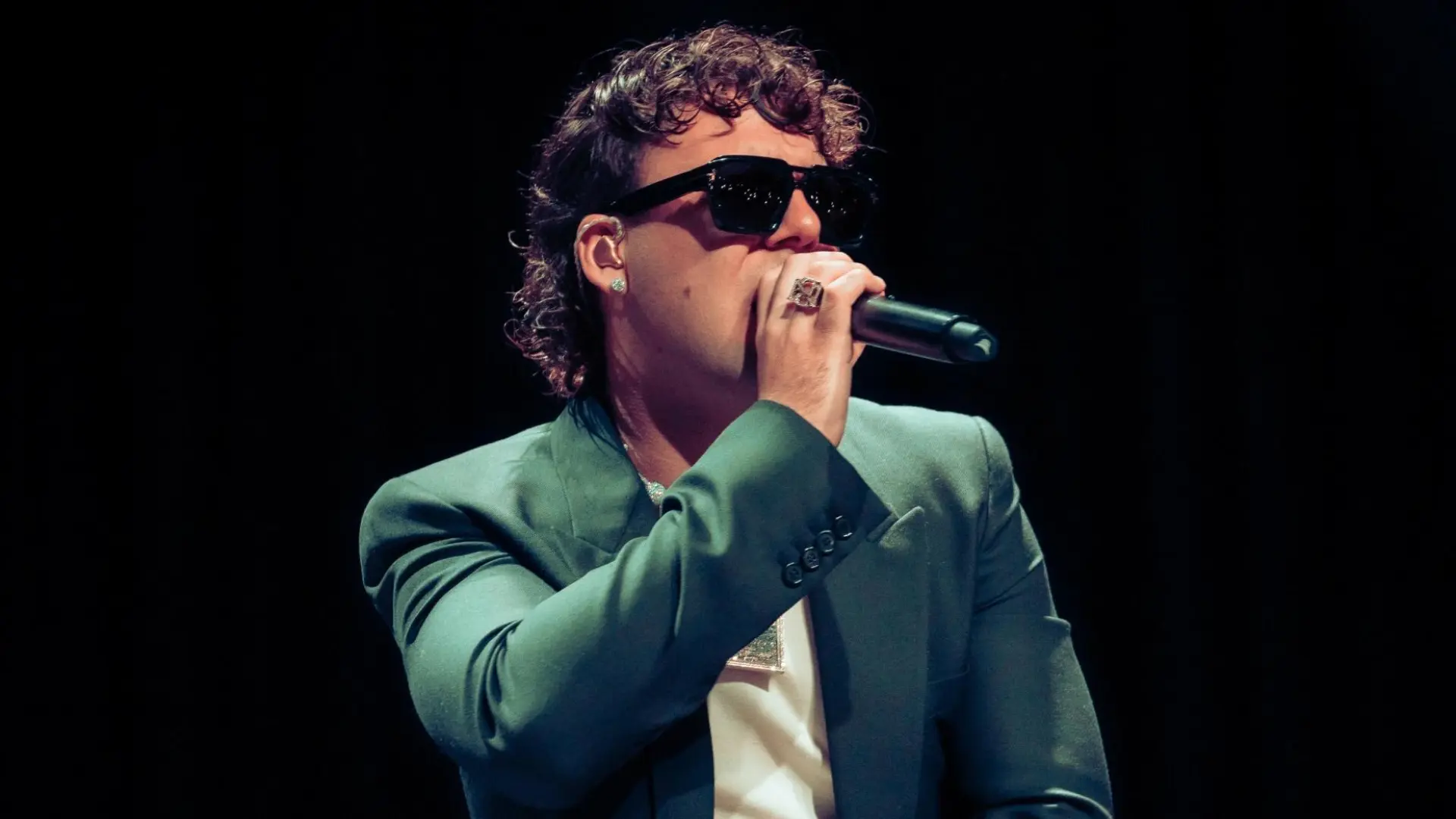 Quevedo resiste en el número 1 pese a la residencia histórica de Bad Bunny en España