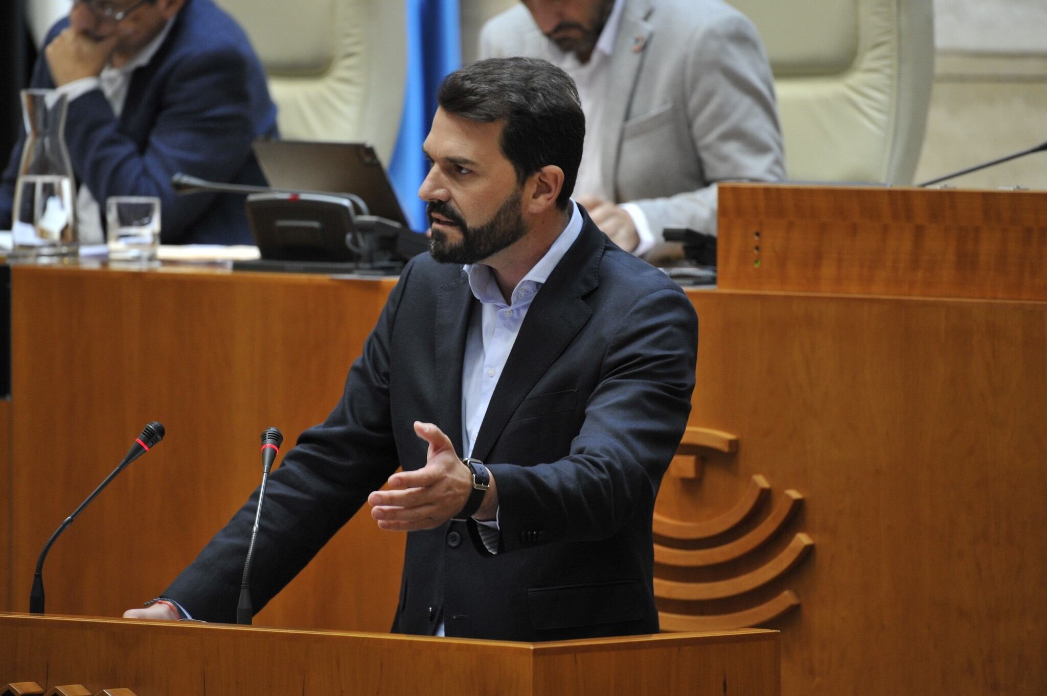 El PSOE ofrece su apoyo a Guardiola en los presupuestos del PP en Extremadura si cesa a los consejeros de Vox