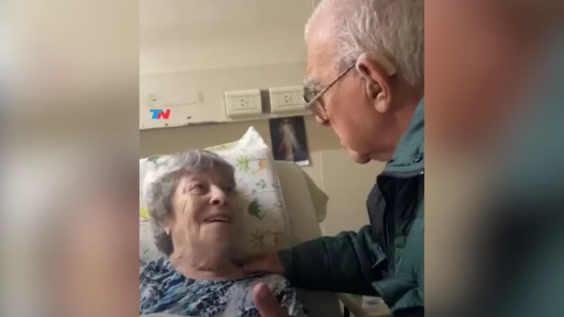 Una anciana pierde su alianza y su marido la sorprende con un romántico gesto: "Me hace amarla más"