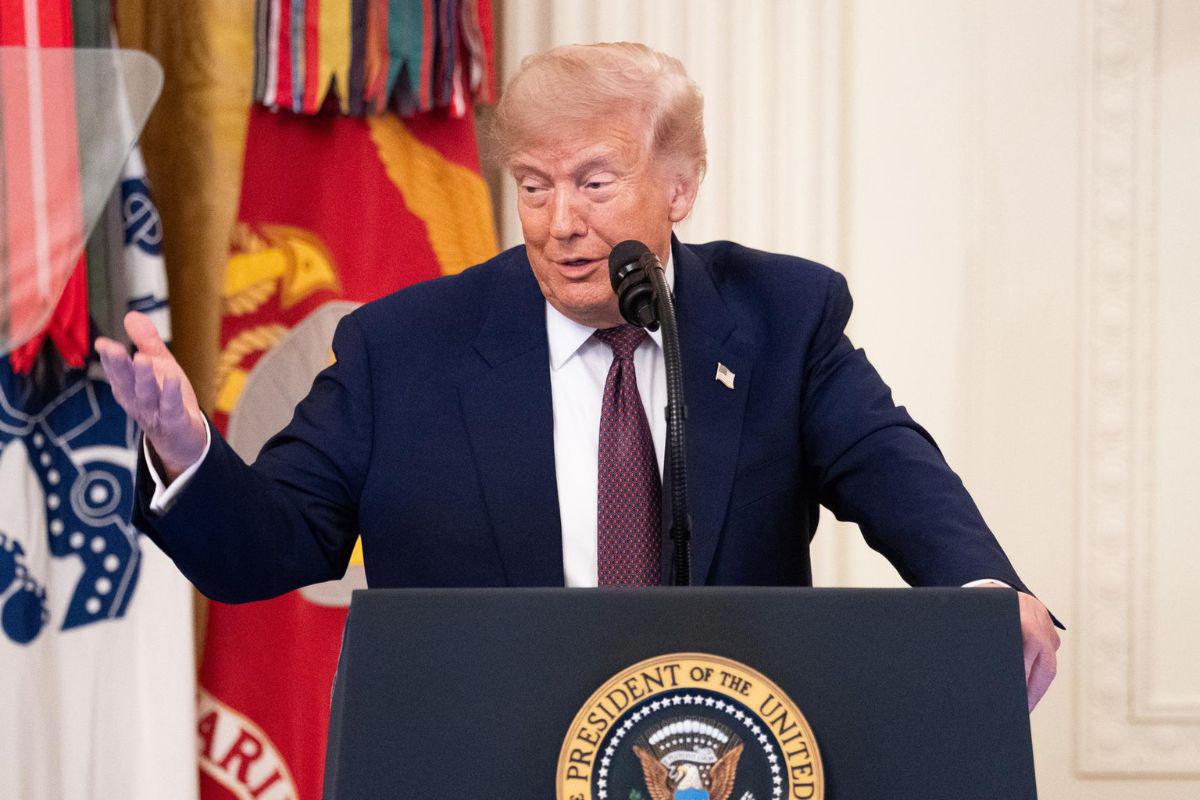 Trump critica a Meloni tras negar que le rogó una foto juntos