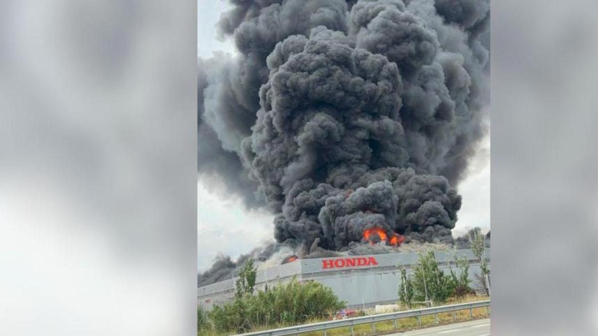 Estabilizado el incendio en Montesa Honda en Santa Perpètua tras el colapso de la planta
