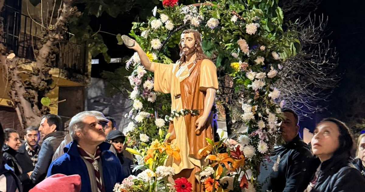 Con antorchas, cientos de fieles recorrieron las calles capitalinas por San Juan Bautista