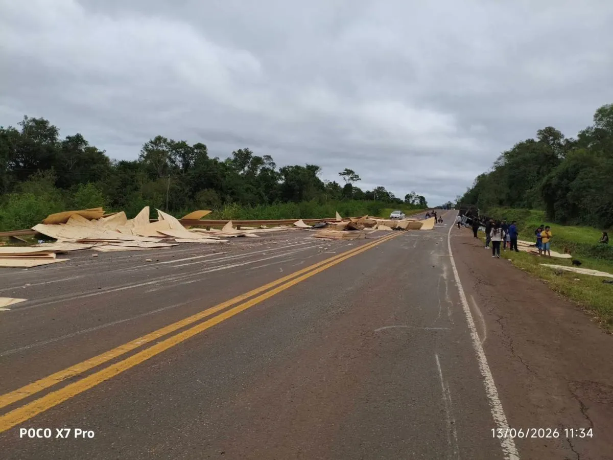 Un camión perdió su carga en la ruta 12 y el tránsito quedó interrumpido entre Caraguatay y El Alcázar