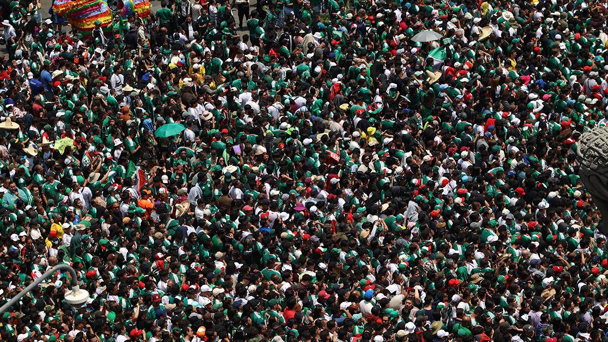 Aficionados mexicanos lanzan a coreano en lo alto en Fan Fest