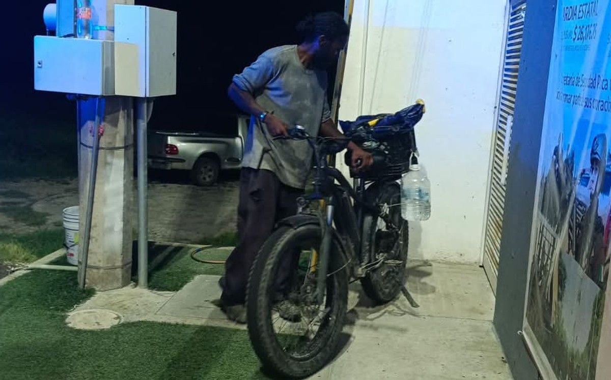 Ciclista que viaja a Brasil es auxiliado en Tamaulipas
