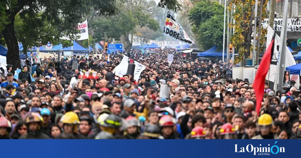 Terminó el histórico velatorio del Indio Solari en Avellaneda