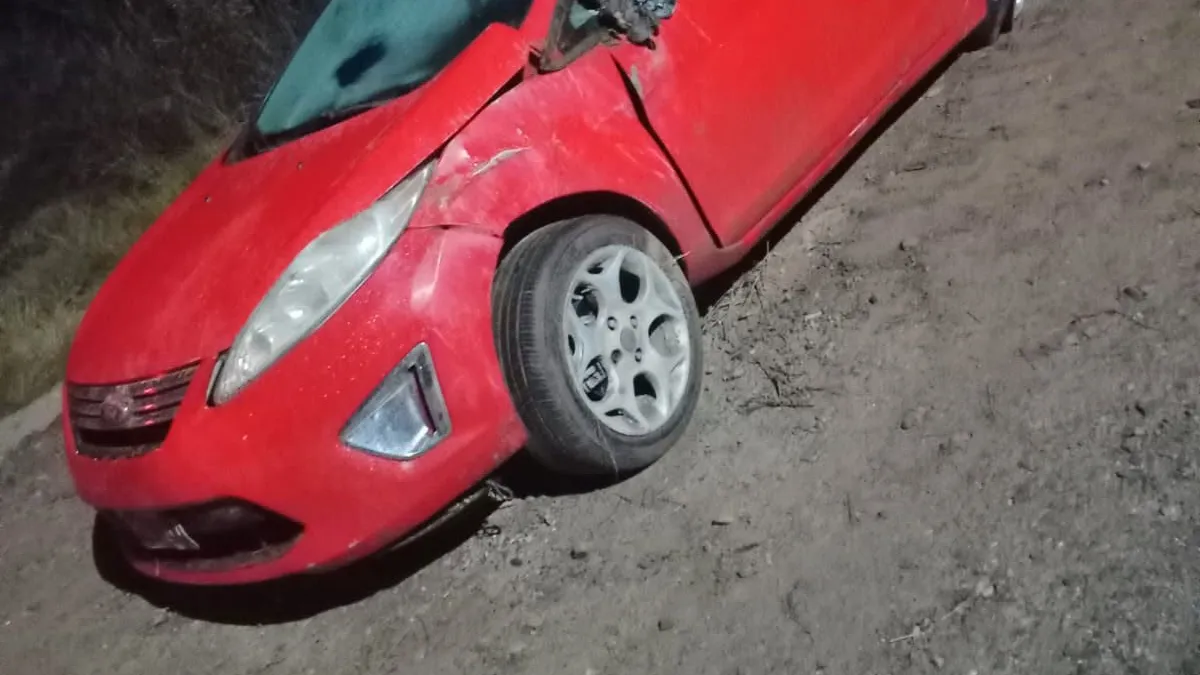 Belén: un conductor chocó contra un poste en el ingreso a la ciudad