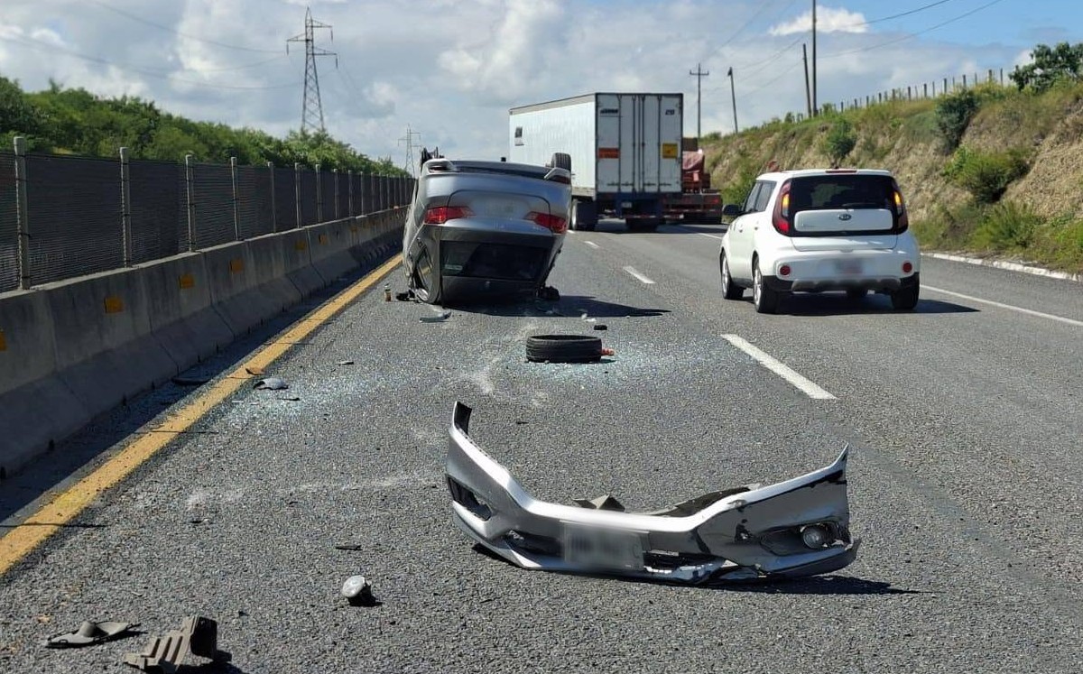 Cierre vial por volcadura en carretera Federal Victoria