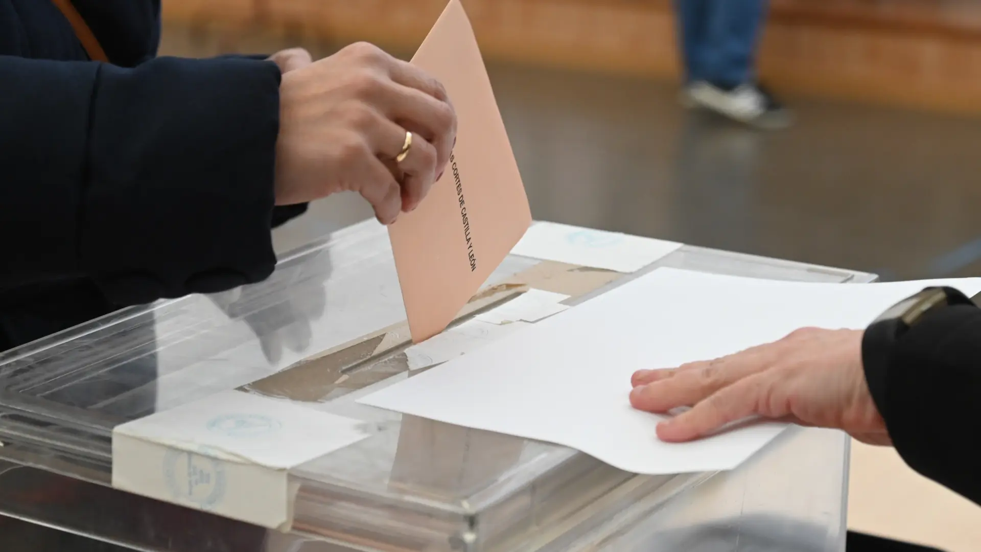 El Gobierno eleva a 75 euros la dieta por estar en las mesas electorales