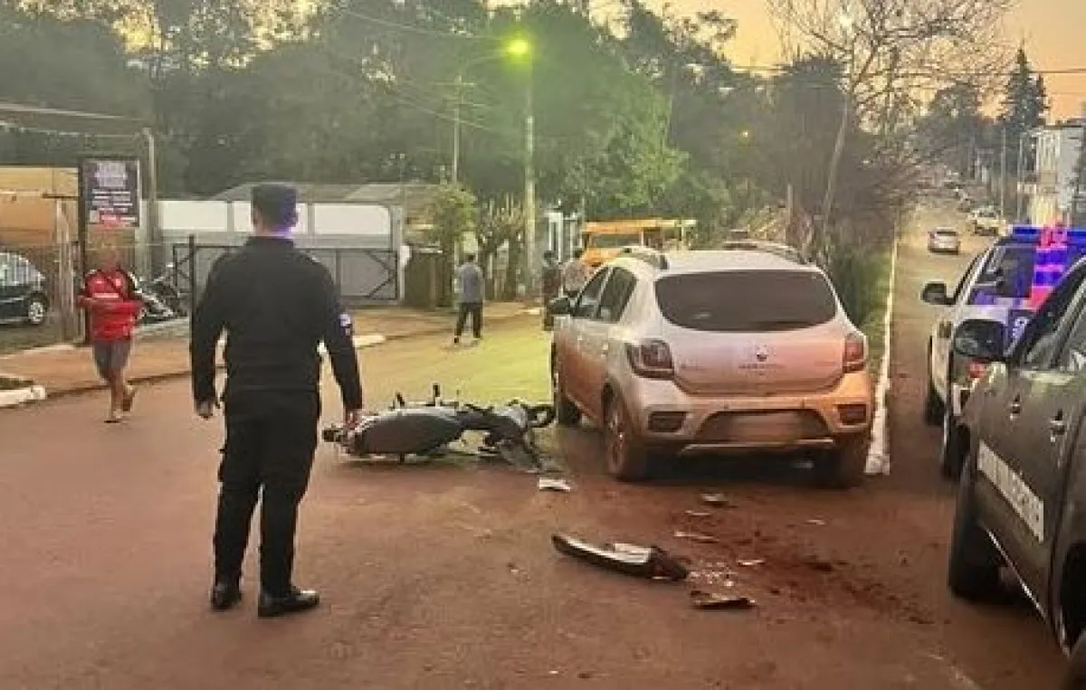 Conducía ebrio, chocó una moto y dejó herido a un joven en Jardín América