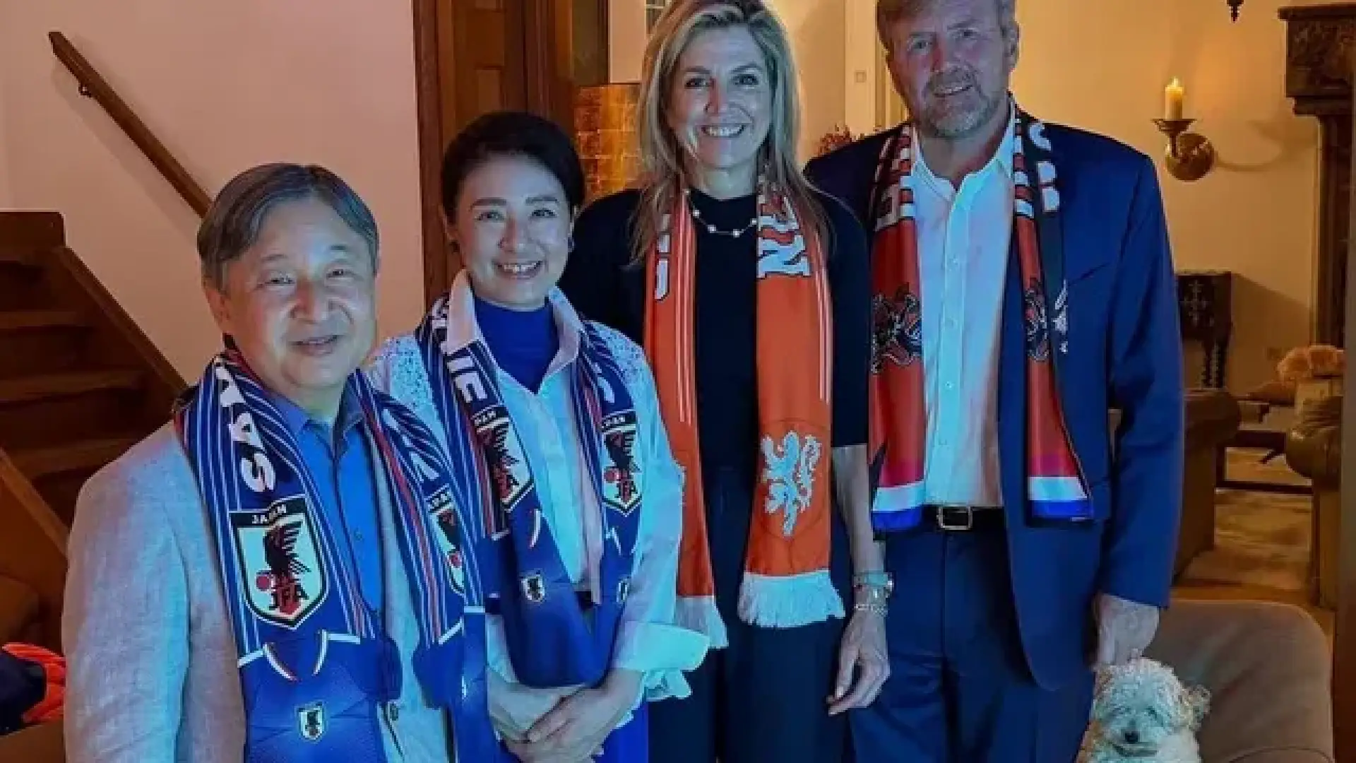 'Tensión' de Guillermo de Holanda y el emperador de Japón, al ver juntos el partido que enfrentó a sus selecciones en el Mundial