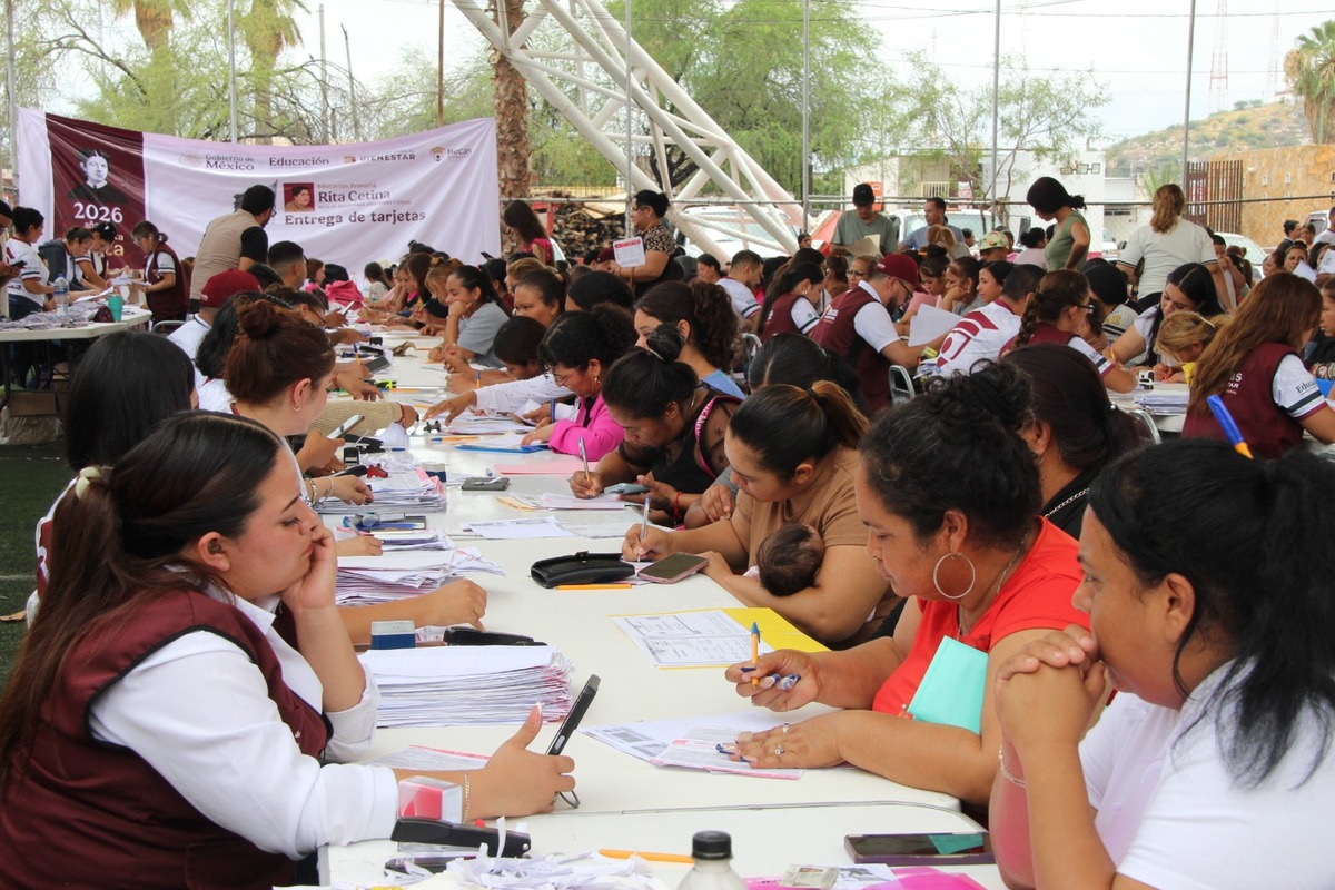 Inicia entrega de tarjetas de beca Rita Cetina a alumnos en La Laguna