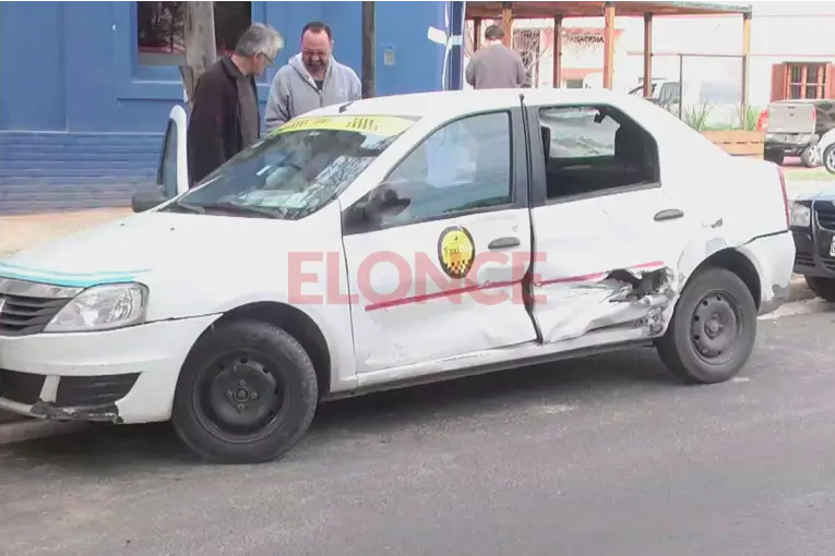Un taxista fue hospitalizado tras fuerte choque en esquina de Paraná