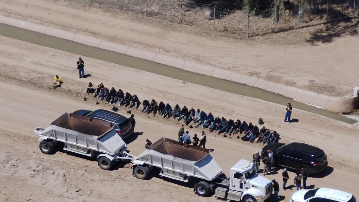Interceptan cargamento humano en California; aseguran a 34 indocumentados al norte de Mexicali