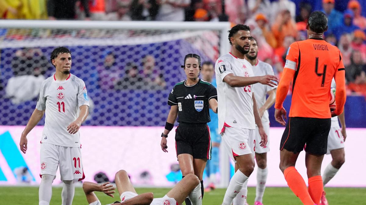 ¡No estaban completos! Retraso en el inicio del segundo tiempo de Túnez vs. Países Bajos