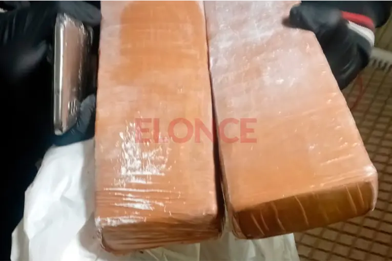 "Modalidad delivery": Secuestraron dos ladrillos de marihuana en la peatonal San Martín y detuvieron a un joven