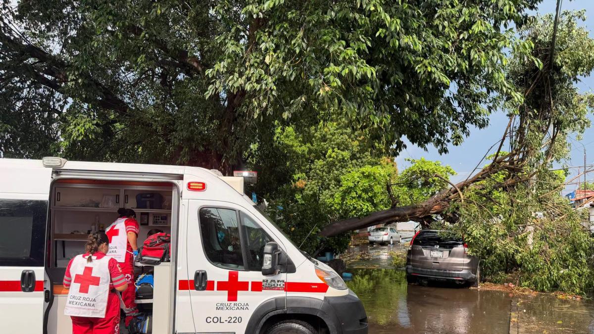 Tormenta sorpresa en Colima deja una lesionada, apagones y más de 70 incidentes