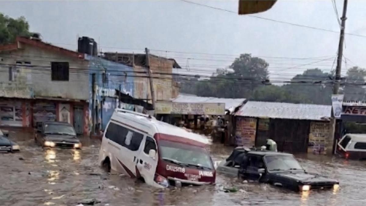 Tromba azota Tulancingo; colapsa la circulación en la carretera a Cuautepec