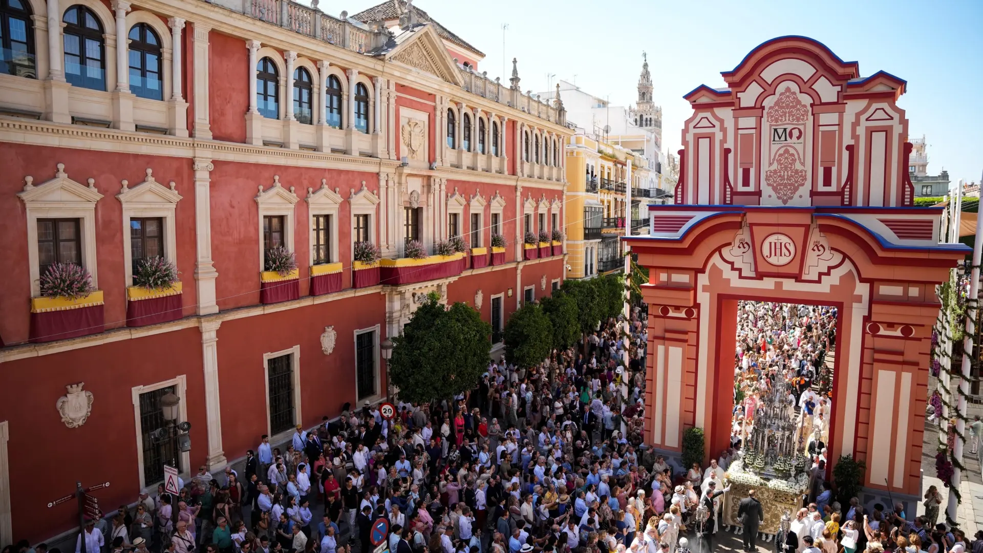 El Corpus brilla con una procesión multitudinaria en una Sevilla engalanada y con temperaturas agradables