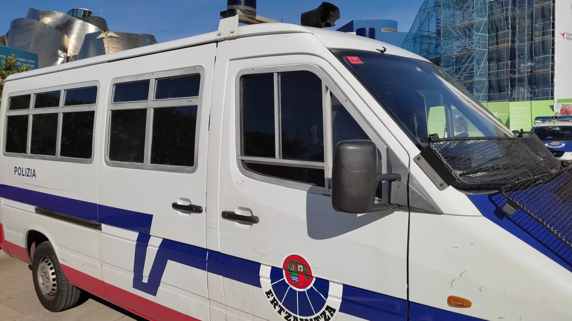Herido un ertzaintza en Etxebarri tras el lanzamiento de botellas contra los agentes en las fiestas