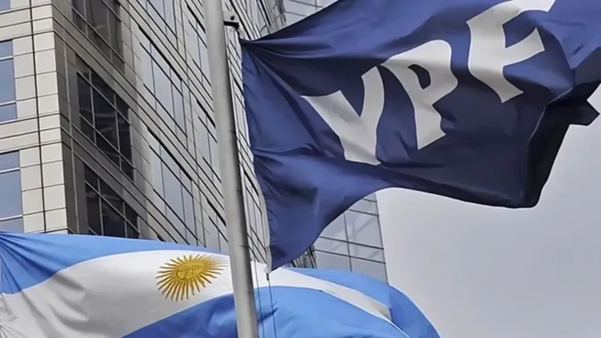 Chequeado acudirá a la Corte Suprema para que YPF informe cómo distribuye la pauta publicitaria