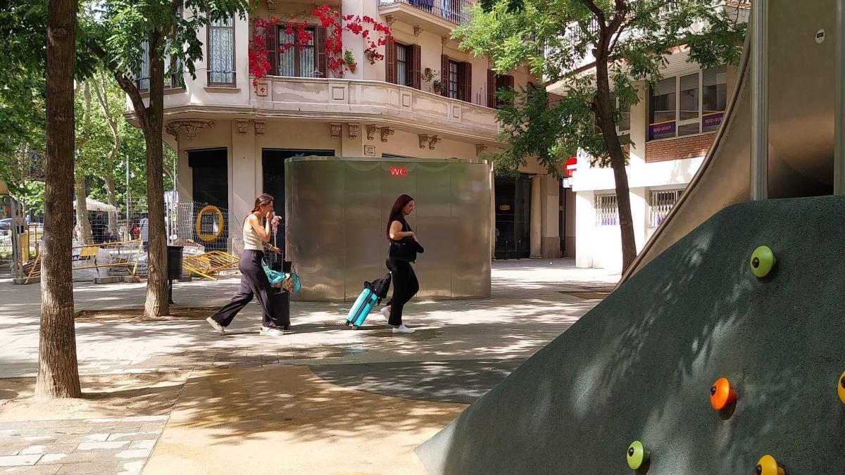 Barcelona refuerza la oferta de retretes autolimpiables del centro de cara al verano